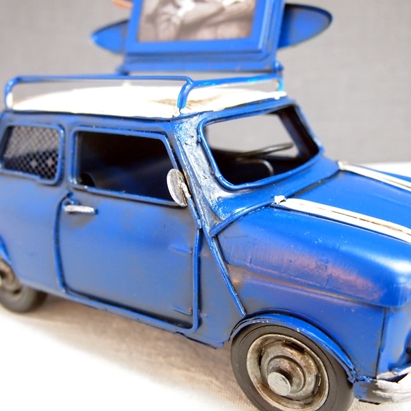 ブリキの車フォトスタンド(写真立て)&貯金箱 ミニクーパー・クラシックミニ (ローバーミニ) サーフキャリングカー／ブルー(Sサイズ)