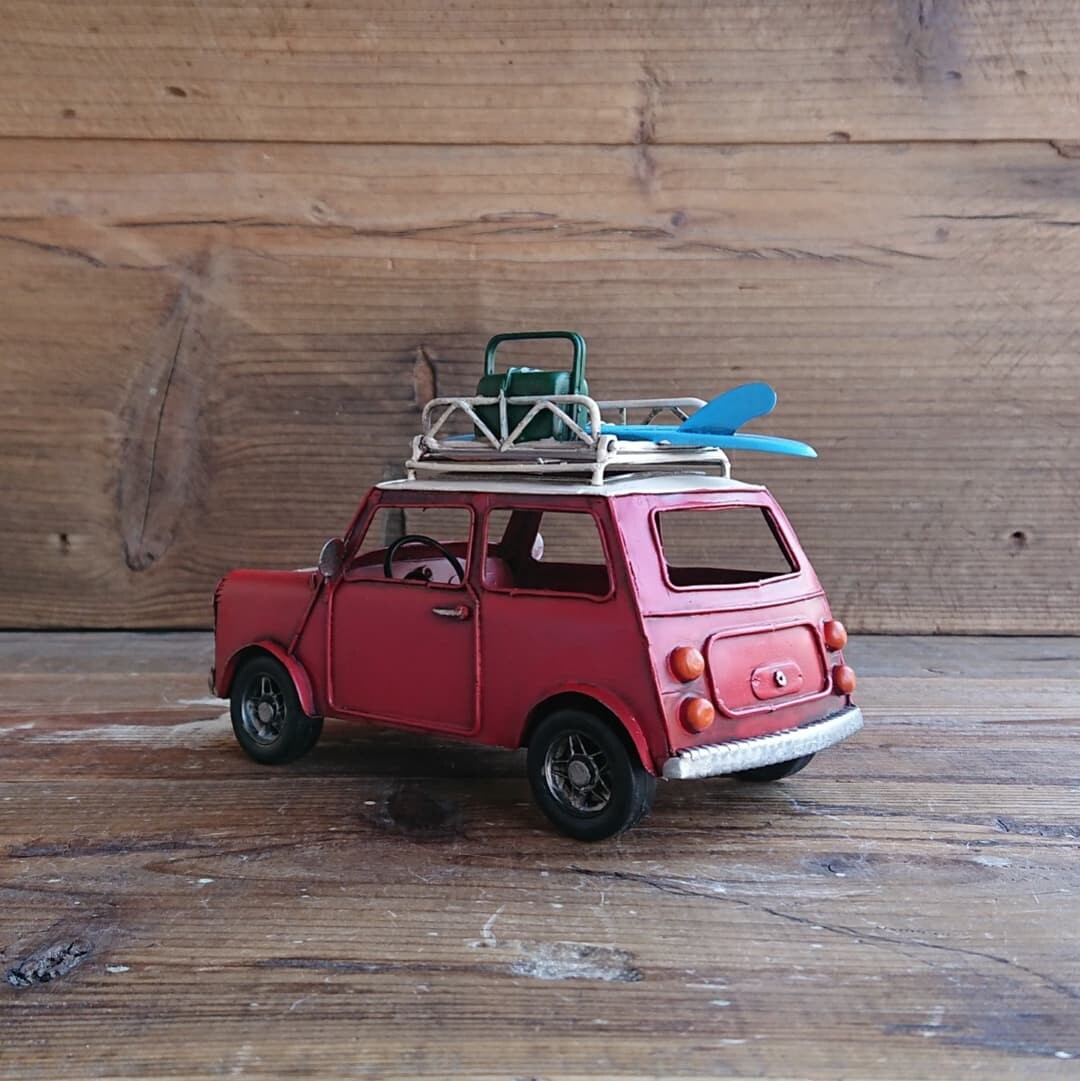 ブリキのおもちゃ車フォト&ペンスタンド(写真&ペン立て) ミニクーパー・クラシックミニ (ローバーミニ) サーフキャリングカー／レッド(Sサイズ)【取り寄せ品／納期1週間前後】