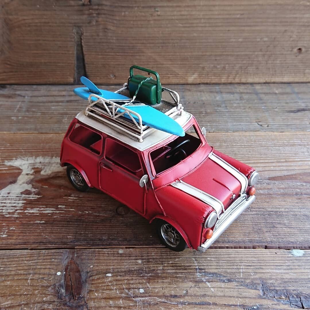 ブリキのおもちゃ車フォト&ペンスタンド(写真&ペン立て) ミニクーパー・クラシックミニ (ローバーミニ) サーフキャリングカー／レッド(Sサイズ)【取り寄せ品／納期1週間前後】
