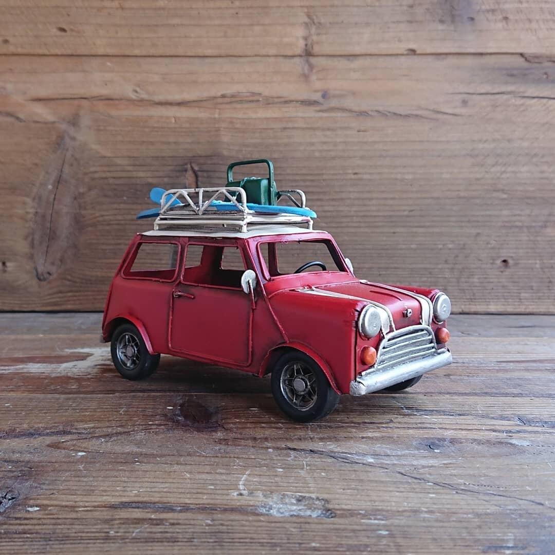 ブリキのおもちゃ車フォト&ペンスタンド(写真&ペン立て) ミニクーパー・クラシックミニ (ローバーミニ) サーフキャリングカー／レッド(Sサイズ)【取り寄せ品／納期1週間前後】