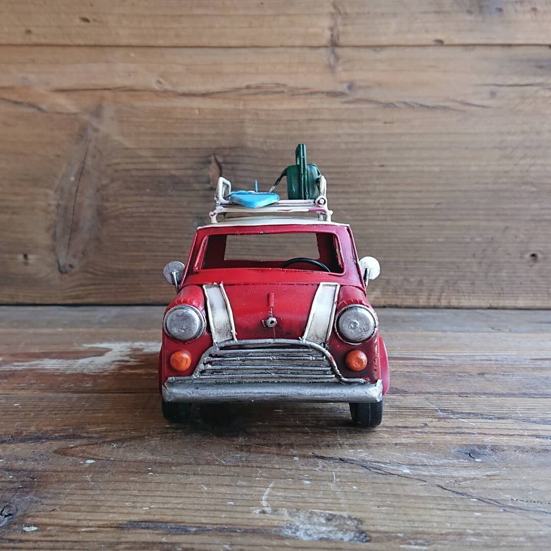 ブリキのおもちゃ車フォト&ペンスタンド(写真&ペン立て) ミニクーパー・クラシックミニ (ローバーミニ) サーフキャリングカー／レッド(Sサイズ)【取り寄せ品／納期1週間前後】